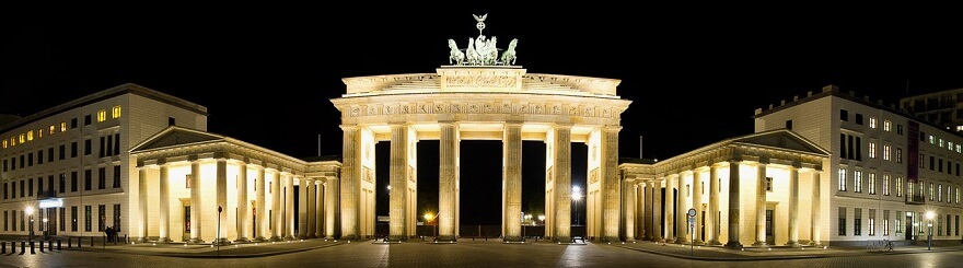 Brandenburger-Tor-Front-Mitte-Pariser-Platz,_Panorama_bei_Nacht