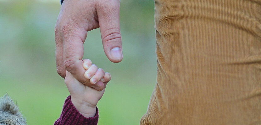 vatertag in berlin vater hält kind an der hand am vatertag in berlin