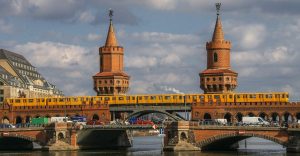 Erster Mai in Berlin an der Oberbaumbrücke
