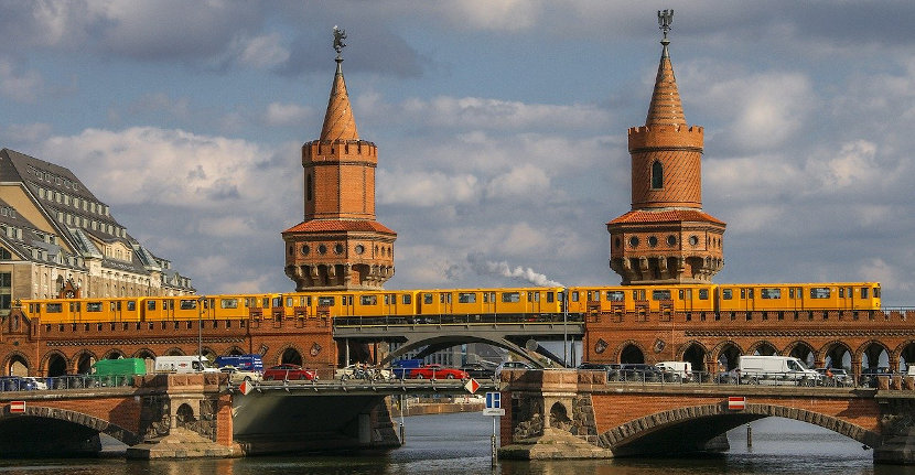Erster Mai in Berlin an der Oberbaumbrücke