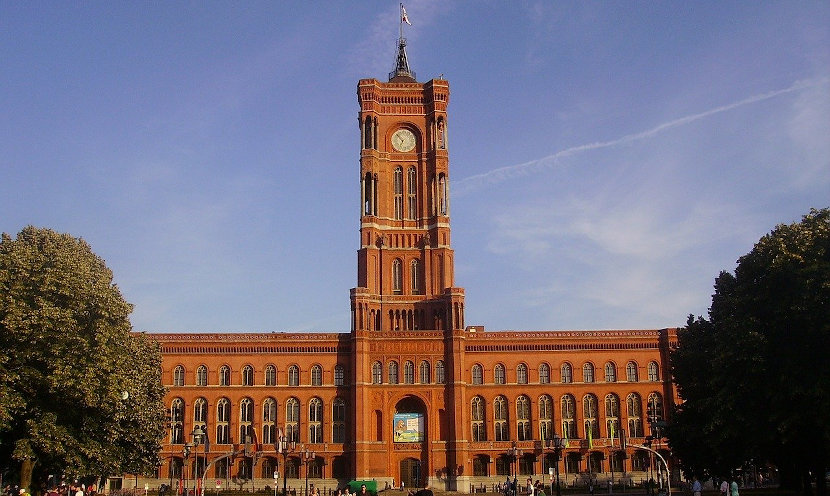 Erster Mai in Berlin vor dem Roten Rathaus
