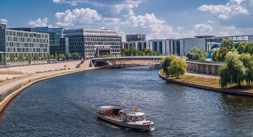 Spreedampfer in Berlin unterwegs bei gutem Wetter