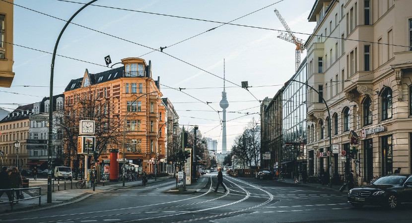 Straßenzug in Berlin mit Geschäften und Tramgleisen