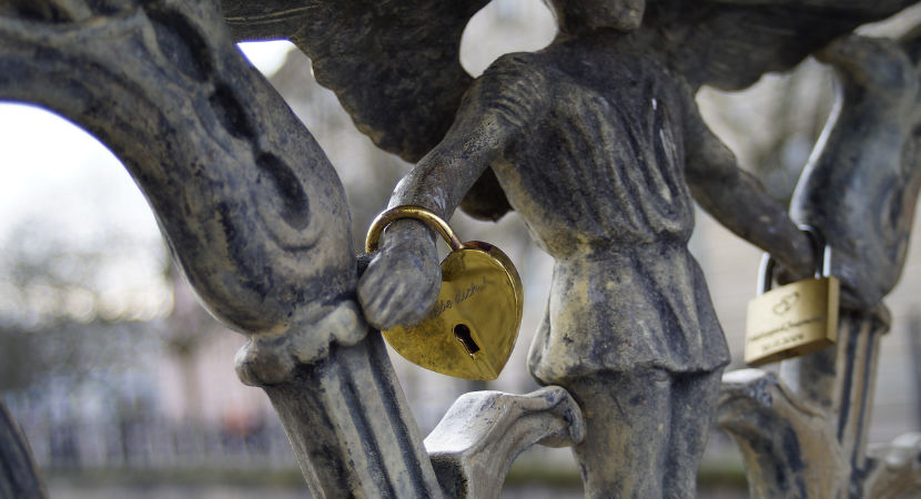 Schloss mit Ich liebe Dich an einer Brücke in Berlin