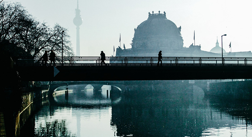 Brücke über die Spree mit Berliner Dom an Allerheiligen