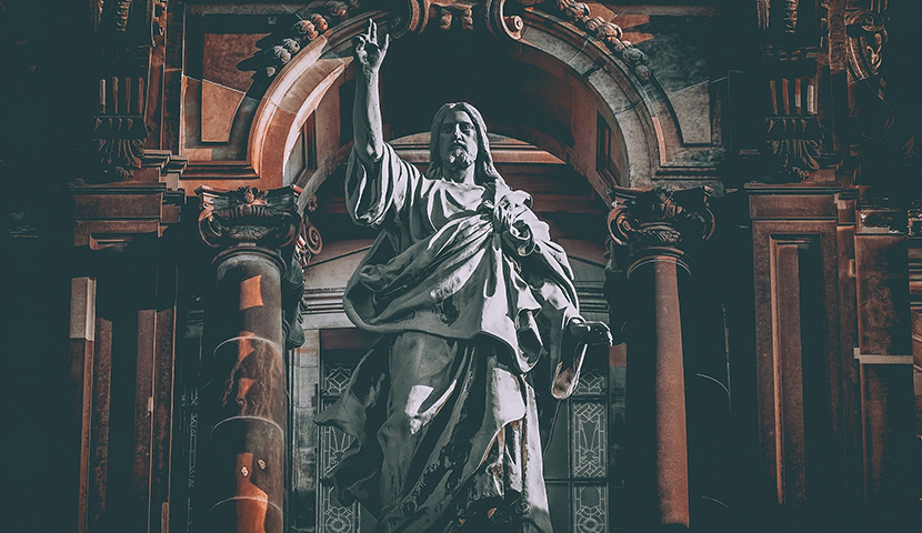 Statue von Jesus Christus in Berlin an Allerheiligen